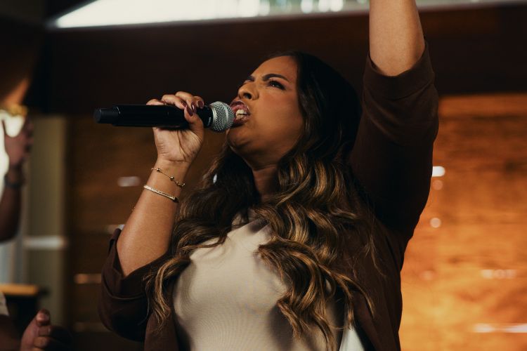 Cleyde Jane lança clipe da canção “Rei das Nações”